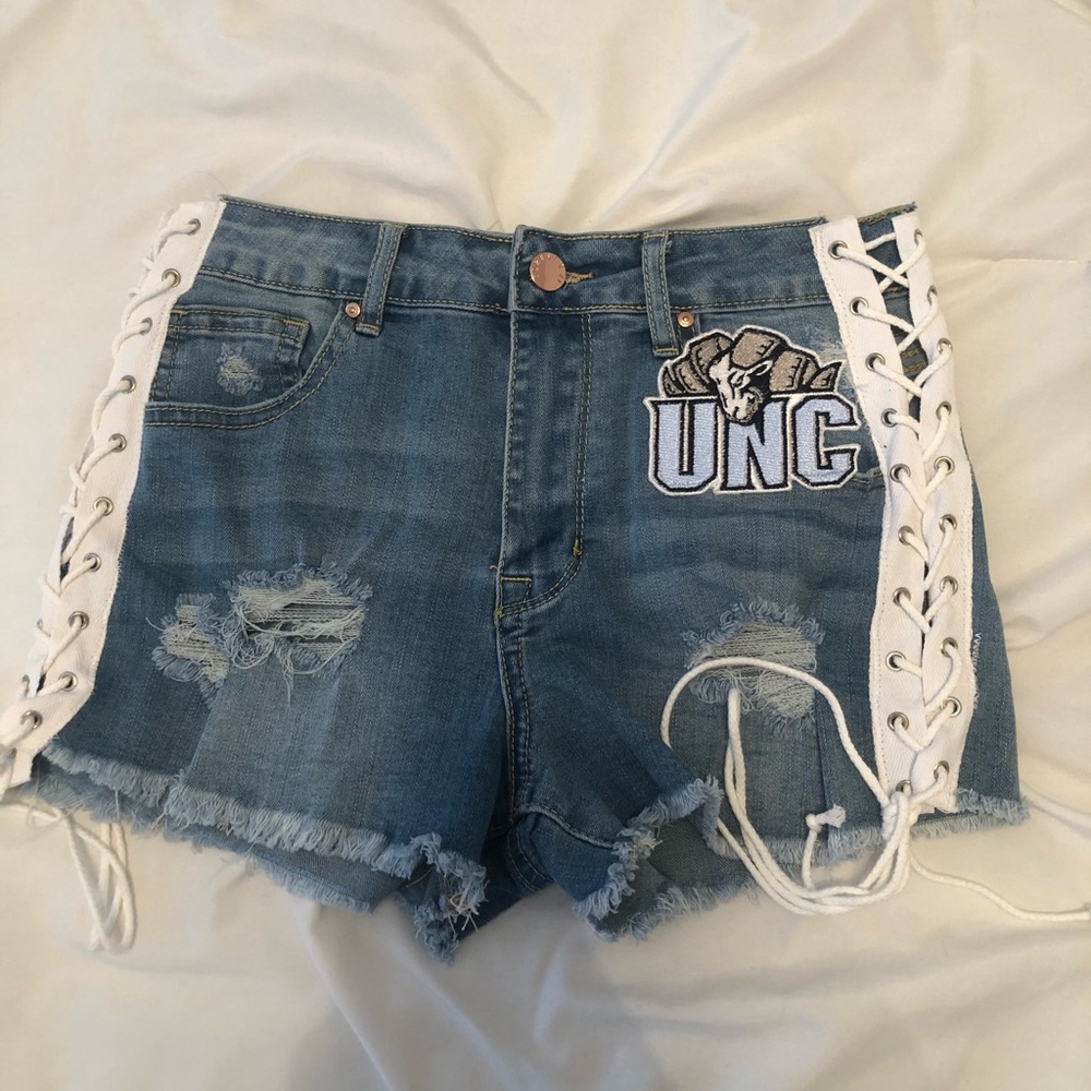 TRENDY JEAN SHORTS W UNC PATCH AND TIE UP SIDES